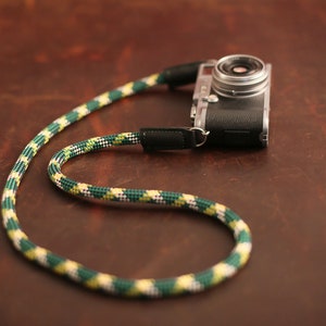 Correa para cámara con estampado verde: cuerda de escalada y cuero hechos a mano, estilo vintage, de Windmup