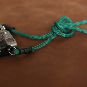 Correa para cámara de cuerda de escalada verde de 8 mm hecha a mano — Extremos de cuero minimalistas / Windmup