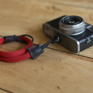 Corda da arrampicata COOL Red Black Spot da 10 mm realizzata a mano Cinturino da polso per fotocamera / Windmup