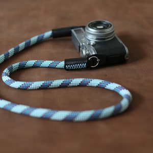 Tracolla per fotocamera Modello azzurro chiaro in pelle nera Cucito a mano tipo B / Windmup