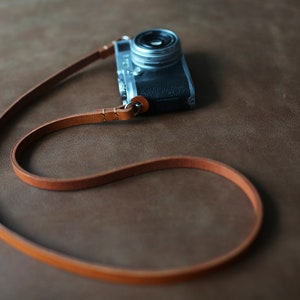Tracolla per macchina fotografica fatta a mano in pelle marrone da 10 mm di spessore / windmup