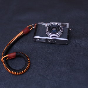Cinturino da polso per fotocamera in paracord da 16 mm, oro e nero, intrecciato a mano, in pelle marrone