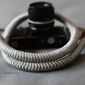 Tracolla per fotocamera argentata da 16 mm, lavorata a mano con nodo cinese fatto a mano / Windmup