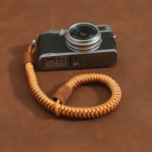Cinturino da polso per fotocamera in paracord dorato da 16 mm, intrecciato a mano, in pelle marrone, per fotocamera con pellicola, personalizzabile, cinturino per paracadute morbido