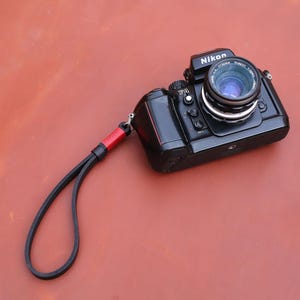 Correa de muñeca para cámara hecha a mano en cuero curtido vegetal / 3,5 mm de grosor / Varios colores de hilo encerado / Diseño de cierre seguro