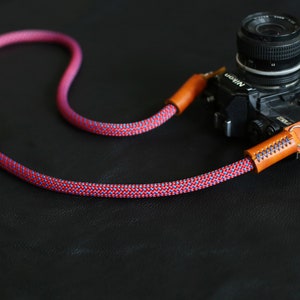 Tracolla per fotocamera Cool Camera Red Blue Spot Corda da arrampicata 10 mm in pelle marrone fatta a mano / Windmup