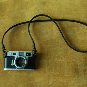 ソニー A7IV A7R5 A7SIII A1用 牛革カメラハーフケースとストラップ