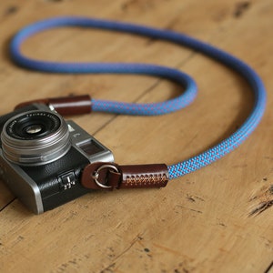 COOL Kamera-Hals-Schultergurt blau 10 mm Leder handgefertigt | Windmühle