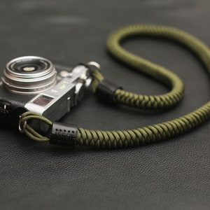 Tracolla per fotocamera da 16 mm verde oliva lavorata a mano corda per ombrello decompressione fatta a mano