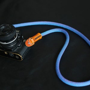Correa para cámara de cuerda azul-roja hecha a mano: cuerda de escalada de 10 mm × cuero vegetal curtido