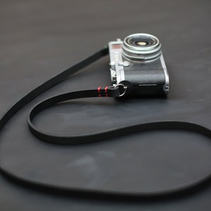 Tracolla per fotocamera realizzata a mano in pelle nera da 10 mm di spessore / windmup