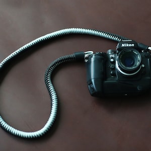 Tracolla per fotocamera morbida intrecciata a mano con colori misti, contrasto nero e argento di windmup