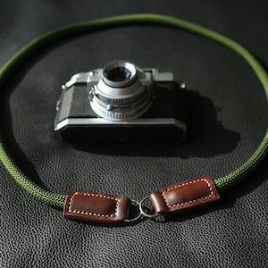 Courroie d’appareil photo en corde vert armée avec cuir brun pleine fleur – Fait main