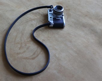 Windmup Handmade Black Leather Camera Strap – Full-Grain Buffalo Leather, Minimalist Design