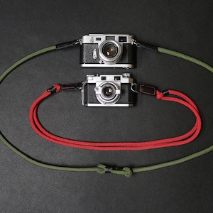 Correa de cámara ajustable hecha a mano con extremos de cuero, verde y roja