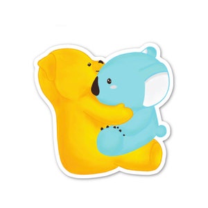 Pode incluir: Um urso amarelo com um koala azul abraçando-o. O koala tem a barriga branca e uma orelha branca.
