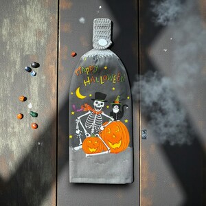 Torchon d&#39;Halloween avec dessus au crochet, motif squelette et chat des bonbons ou un sort