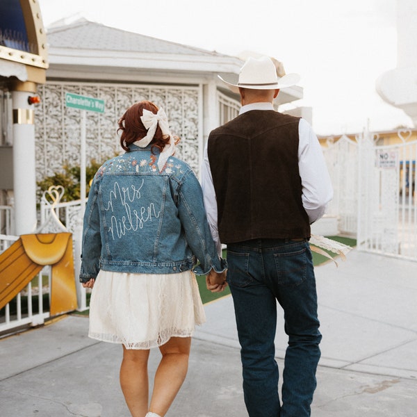 Veste en jean adulte florale personnalisée brodée à la main - personnalisée avec le nom - PARFAITE pour les noces, les mariages, l'enterrement de vie de jeune fille ou de jeune garçon ou une douche !