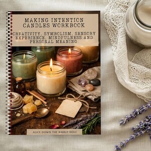 以下が含まれることがあります： Alice Down The Rabbit HoleによるMaking Intention Candles Workbook: Creativity, Symbolism, Sensory Experience, Mindfulness and Personal Meaningというタイトルのスパイラル綴じワークブック。表紙には火のついたキャンドル、クリスタル、ハーブが描かれています。