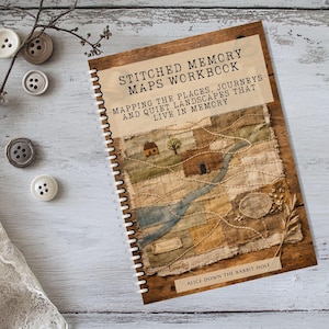 Puede incluir: Un cuaderno de espiral titulado Stitched Memory Maps Workbook, Mapping the Places, Journeys and Quiet Landscapes That Live in Memory, Alice Down the Rabbit Hole. La portada muestra un collage de tela de un paisaje con un río y casa.
