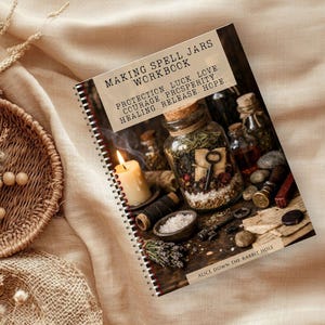 Puede incluir: Un libro de ejercicios con encuadernación en espiral titulado Making Spell Jars Workbook con el subtítulo Protection, Luck, Love, Courage, Prosperity, Healing, Release, Hope. La portada muestra un frasco, una vela encendida, llaves y hierbas. Alice Down The Rabbit Hole.