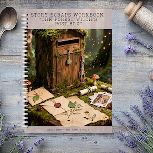 以下が含まれることがあります： 「Story Scraps Workbook: The Forest Witch's Post Box」というタイトルのスパイラル綴じワークブック。苔で覆われた木製の郵便受けのイラストが描かれています。 スプーン、ひも、ラベンダーなどのヴィンテージ要素が含まれています。