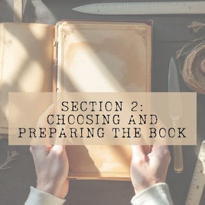 Może przedstawiać: Otwarta zabytkowa książka ze zż&oacute;łkniętymi stronami zawierająca tekst SECTION 2: CHOOSING AND PREPARING THE BOOK. Wok&oacute;ł książki znajdują się narzędzia introligatorskie, w tym metalowy n&oacute;ż, kościany falcownik, szpula sznurka i linijka na ciemnej powierzchni.