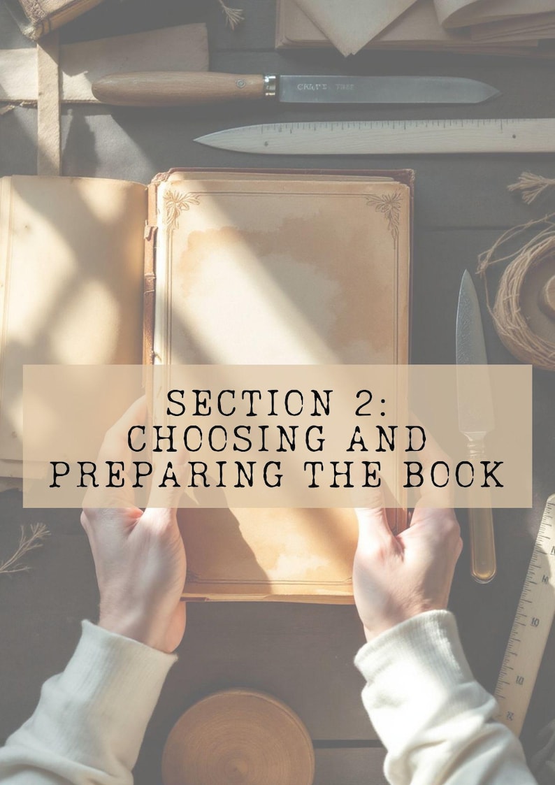 Może przedstawiać: Otwarta zabytkowa książka ze zż&oacute;łkniętymi stronami zawierająca tekst SECTION 2: CHOOSING AND PREPARING THE BOOK. Wok&oacute;ł książki znajdują się narzędzia introligatorskie, w tym metalowy n&oacute;ż, kościany falcownik, szpula sznurka i linijka na ciemnej powierzchni.
