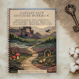 Może przedstawiać: Spiralny skoroszyt zatytułowany Fantasy Slow Stitching Workbook: Inspiration for Creating Enchanted Worlds, Magical Places and Imagined Stories autorstwa Alice Down the Rabbit Hole, przedstawiający ilustrację krajobrazu z zamkiem i ścieżką.