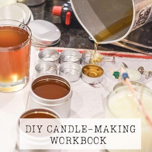 Peut inclure: Un gros plan sur un livre de travail sur la fabrication de bougies DIY avec le titre "DIY Candle-Making Workbook" et l'auteur "Alice Down the Rabbit Hole". L'image montre une vari&eacute;t&eacute; de fournitures pour la fabrication de bougies, notamment de la cire, des m&egrave;ches et des contenants.