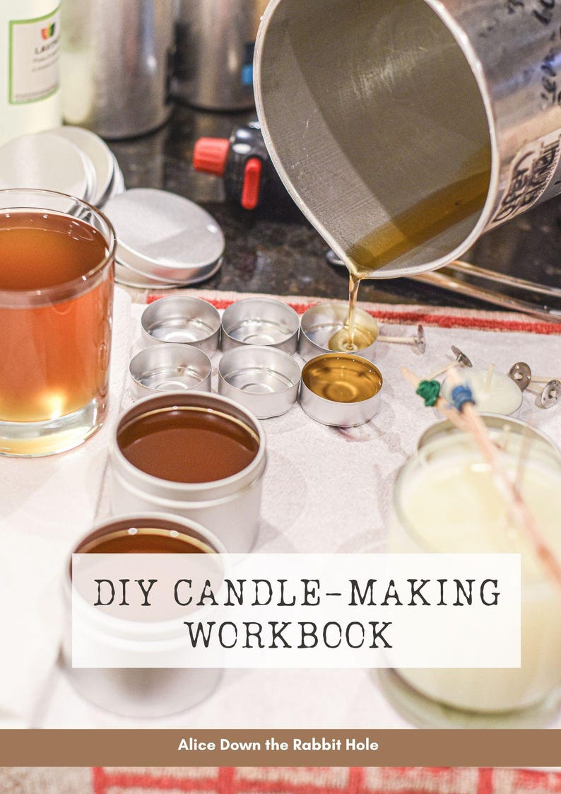 Peut inclure: Un gros plan sur un livre de travail sur la fabrication de bougies DIY avec le titre "DIY Candle-Making Workbook" et l'auteur "Alice Down the Rabbit Hole". L'image montre une vari&eacute;t&eacute; de fournitures pour la fabrication de bougies, notamment de la cire, des m&egrave;ches et des contenants.