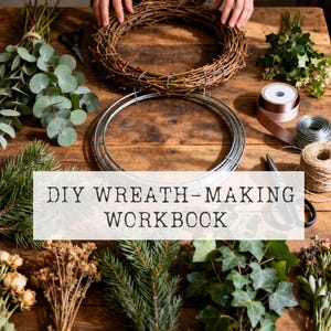 K&ouml;nnte beinhalten: Ein DIY-Kranz-Bastelbuch mit einem braunen Zweigkranz, einem silbernen Metalldrahtrahmen, B&uuml;ndeln aus Eukalyptus, Tannenzweigen, Efeu, Trockenblumen, Band, Garn und einer Schere, die auf einer Holzoberfl&auml;che f&uuml;r Bastelprojekte angeordnet sind.
