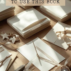 Pu&ograve; includere: Pile di cartoline e buste color crema con accenti di nastro beige. Un utensile in metallo poggia su una carta. Il testo WELCOME AND HOW TO USE THIS BOOK &egrave; centrato in alto con un carattere serif scuro su uno sfondo rettangolare beige.