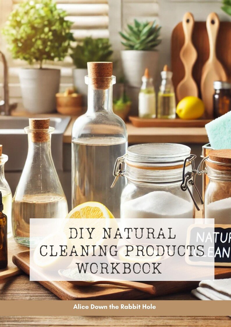 Op de afbeelding: Een DIY-werkboek voor natuurlijke schoonmaakproducten met de titel "DIY Natural Cleaning Products Workbook" en een ondertitel "Alice Down the Rabbit Hole". De afbeelding toont een selectie van natuurlijke schoonmaakmiddelen, waaronder glazen flessen, potten en citroenen.