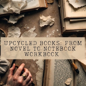 Może przedstawiać: Otwarta zabytkowa książka ze zż&oacute;łkniętymi, postarzanymi stronami, otoczona skrawkami podartego papieru. Tekst na obrazku brzmi: UPCYCLED BOOKS: FROM NOVEL TO NOTEBOOK WORKBOOK oraz ALICE DOWN THE RABBIT HOLE. Dłoń trzyma długopis nad stronami.