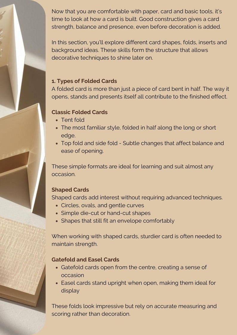 Pu&ograve; includere: Una pagina beige intitolata Types of Folded Cards con testo nero che spiega la costruzione dei biglietti, le pieghe a tenda, i biglietti sagomati, le pieghe a cancello e i biglietti a cavalletto. A sinistra, campioni di carta bianca piegati.