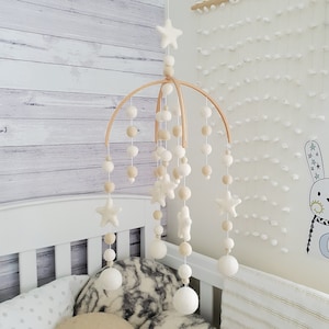 Cream & White Star Baby Mobile, Neutral Nursery Mobile, Boho Crib Mobile, Hanging Boy Mobile, Girl Pom Pom Mobile, Felt Baby Mobile Gift