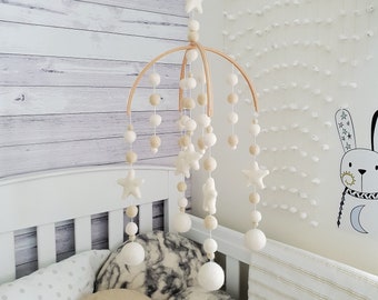 Creme & Weiß Stern Baby Mobile, Neutral Kinderzimmer Mobile, Boho Mobile, hängende Junge Mobile, Mädchen Pom Pom Mobile, Filz Baby Mobile Geschenk