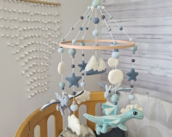 Mobile bébé dragons, mobile pour chambre de bébé, mobile pour lit de bébé, mobile pour lit de bébé, mobile bébé garçon, mobile boule en feutre, décoration pour chambre de bébé, baby shower, mobile en feutre