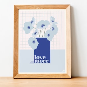 Póster decorativo "Le Bouquet Love More" - Ilustración de flores y jarrón original - Póster floral azul - Idea de regalo hecha en Francia
