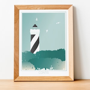 Peut inclure: Une impression encadrée d'un phare à rayures noires et blanches, entouré d'arbres verts et d'un ciel bleu clair avec des oiseaux blancs volant au-dessus. L'impression porte le mot "CONTIS" en bas.