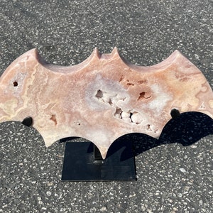 Large Pink Amethyst Bat, Crystal Bat Carving, Halloween Crystals, Home Decor, Halloween Decor, Statement Crystals, Animal Carving, Pink Bat