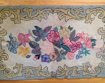 Antique Vintage Folk Art Hooked Rug Floral Design 47" x 29"