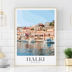 Peut inclure: Une illustration colorée d'une ville côtière avec des bâtiments sur une colline surplombant une étendue d'eau bleue. Le texte "HALKI. GREECE." est en bas de l'image.
