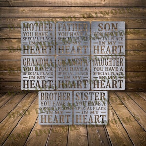 Peut inclure: Un ensemble de neuf plaques métalliques à la finition rustique. Chaque plaque présente un titre de membre de la famille différent, comme "Mère", "Père", "Fils", "Fille", "Frère" et "Sœur". Les plaques ont toutes le même design, avec le titre en grandes lettres en haut et la phrase "Tu as une place spéciale dans mon cœur" en lettres plus petites en dessous.