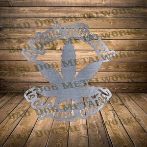 Puede incluir: Una pieza de arte de pared de metal con forma de hoja de marihuana con el texto "A friend with weed is a friend indeed" alrededor de la hoja.