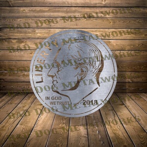 Könnte beinhalten: Ein silberner Metallausschnitt einer US-Dime-Münze mit dem Text "LIBERTY", "IN GOD WE TRUST" und "2018".