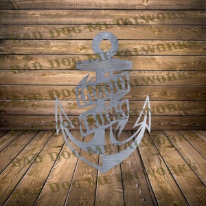 Puede incluir: Un ancla de metal con las palabras "Buena suerte" escritas en ella. El ancla es un símbolo náutico popular y a menudo se usa como un amuleto de la suerte.