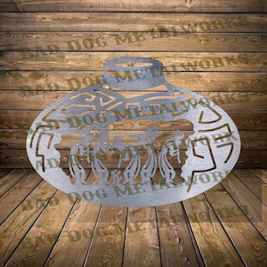 以下が含まれることがあります： ネイティブアメリカンの陶器のデザインを金属で切り抜いたもので、中にダンサーのグループがいます。デザインは円形で、表面はテクスチャ加工されています。