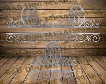 Könnte beinhalten: Drei Metall-Monogrammschilder mit einem dekorativen Schnörkeldesign. Die Schilder sind aus Metall und haben eine silberne Oberfläche. Die Monogramme haben die Form eines Kreises und sind von einem dekorativen Schnörkeldesign umgeben. Die Schilder sind perfekt, um jedem Zuhause einen Hauch von Eleganz zu verleihen.